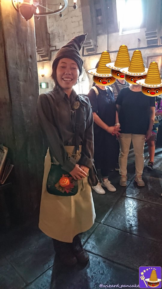 Find a witch in the wizarding world and get some candy... 'Trick or Treat' at Hogsmeade Village on Halloween 2017 (USJ Hallipota) Wizard Pancake Man Dumbledore.