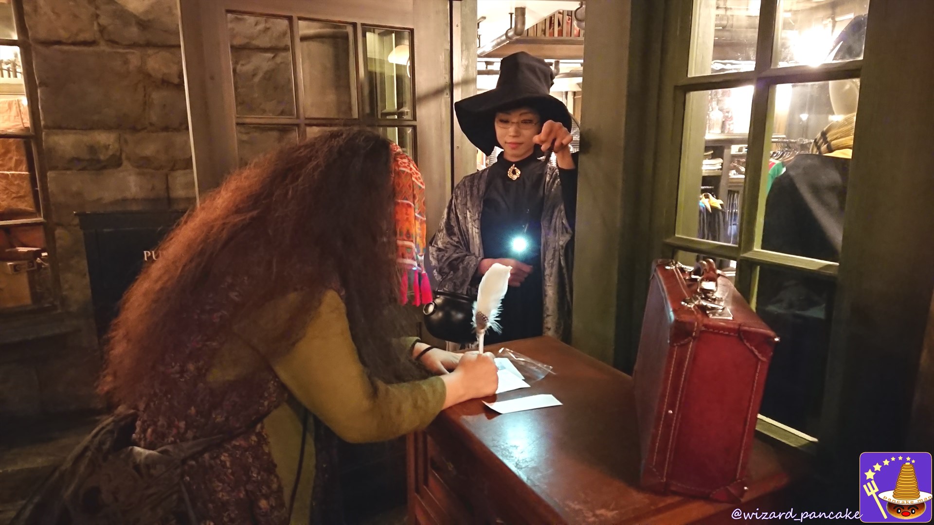 魔法界のポストの上で宛名を書くトレローニー先生の仮装をしたハリー・ポッター仲間