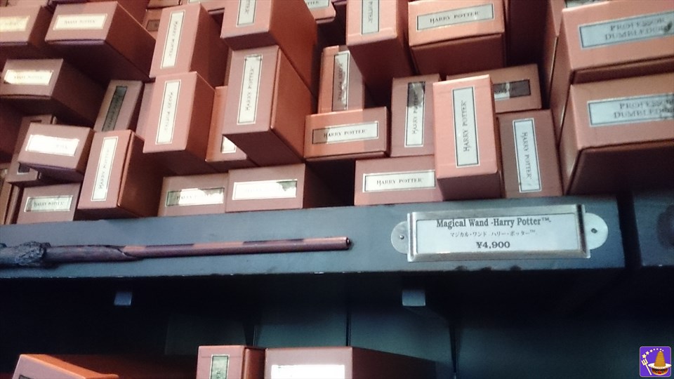 オリバンダーの杖店には上の棚にマジカルワンド（魔法の杖）ハリー・ポッターの杖　ユニバ　ハリポタ エリア