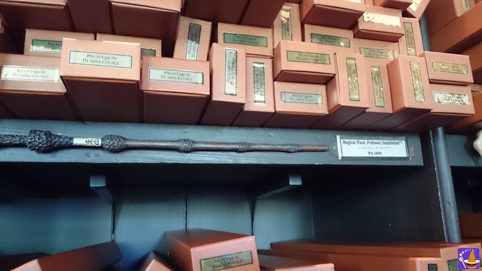 オリバンダーの杖店には上の棚にマジカルワンド（魔法の杖）ニワトコの杖　ユニバ　「ハリー・ポッター エリア」