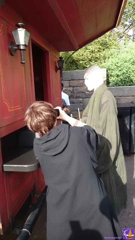 Voldemort has risen! The all too real Dark Lord appears in Hogsmeade! (Costume & costume play USJ Halloween in the Harry Potter Area)
