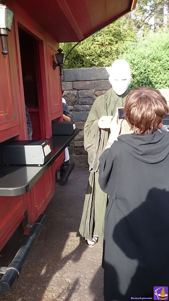 Voldemort has risen! The all too real Dark Lord appears in Hogsmeade! (Costume & costume play USJ Halloween in the Harry Potter Area)