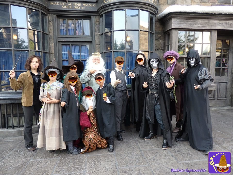 Friends gathered in Harry Potter fancy dress (cosplay) USJ Harry Potter area