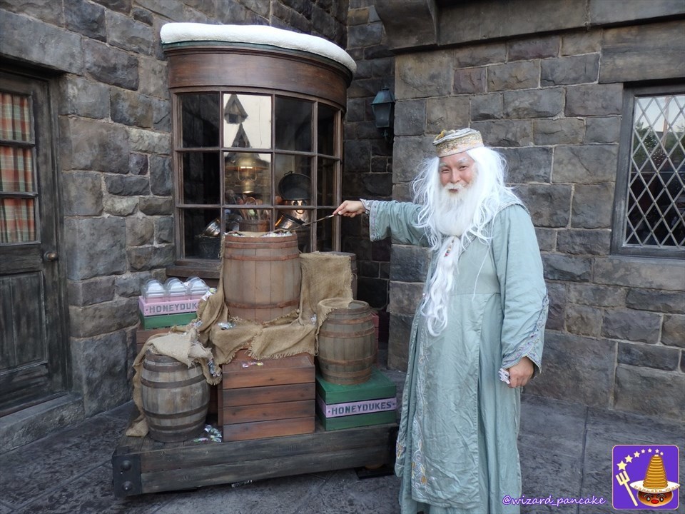 Magical trick or treat Successfully cast spells and get lots of candy at Wizarding World Halloween (USJ Harriotta Hogsmeade Village) Wizard Pancake Man Dumbledore.