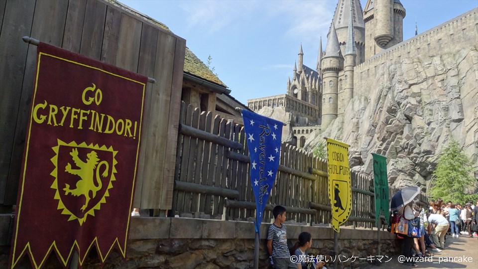 USJ Harry Potter Area toilet locations and meet Myrtle the Wretched, the ghost who lives in the girls' toilets at Hogwarts.