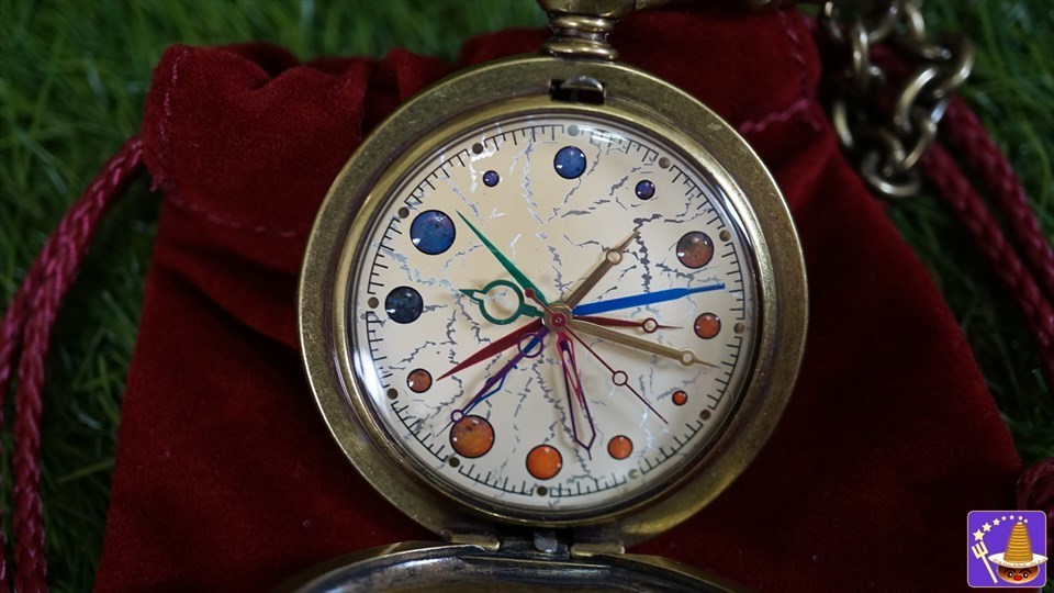アルバス ダンブルドアの金時計（懐中時計）は数字が無く、惑星に針が 