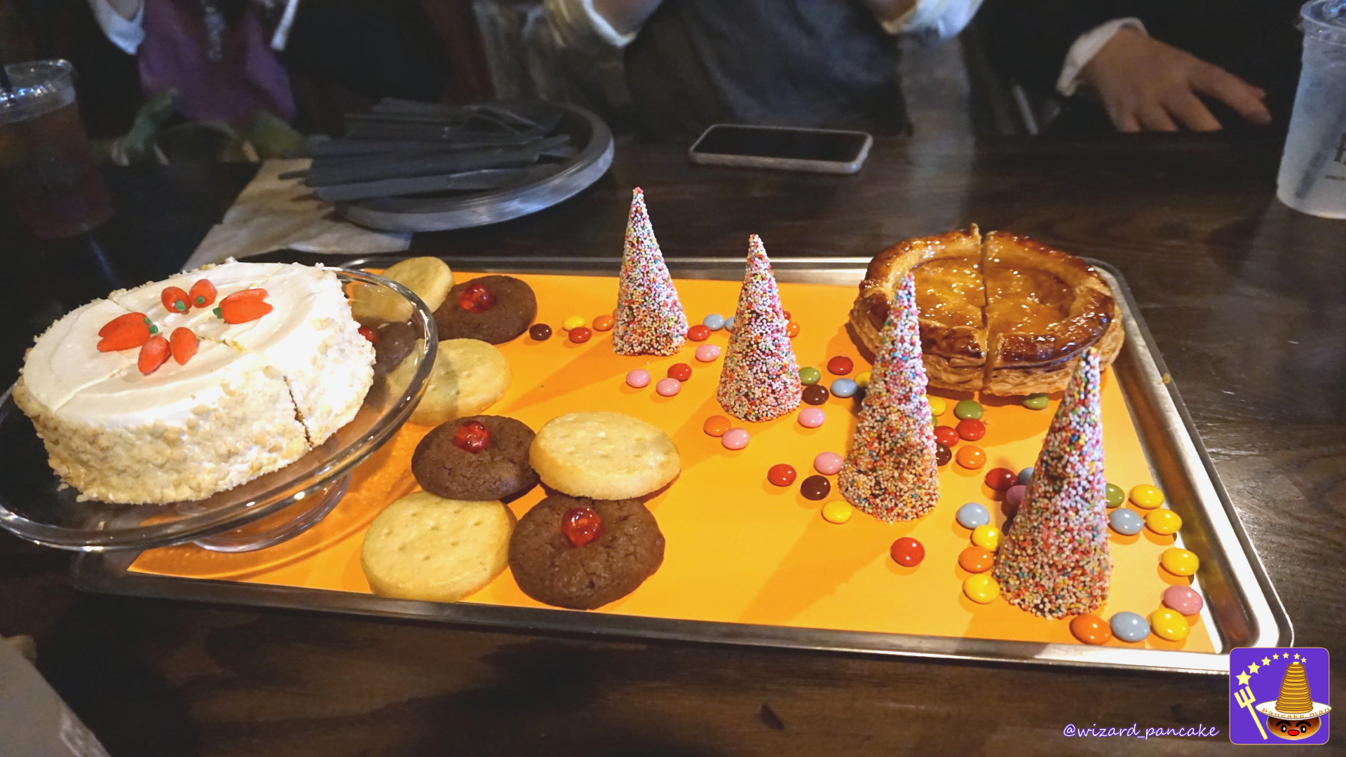 The Three Broomsticks Halloween Dessert Feast, faithful to the sweets that appear in the Hogwarts Great Hall in the film Harriotta (USJ Harry Potter Area).
