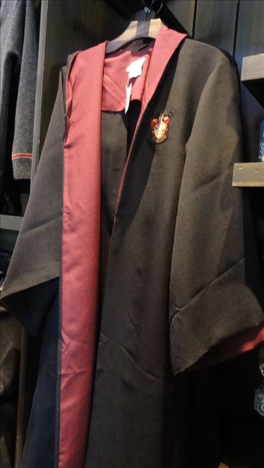 Gryffindor dressing gowns and ties ♪ Wiseacre Magical Supplies Store (USJ "Harry Potter Area")