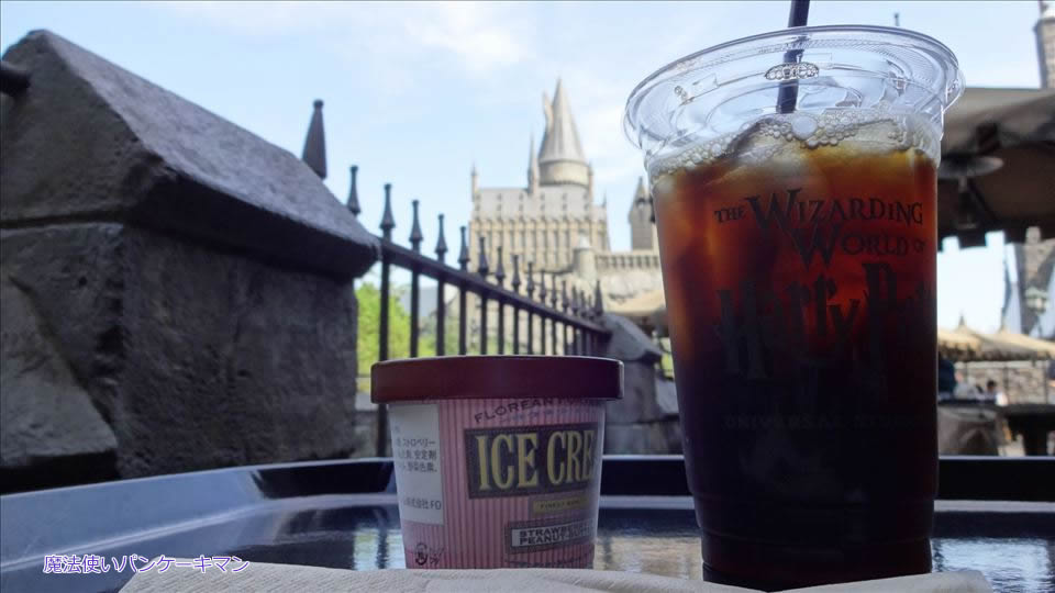 Three Broomsticks terrace, coffee and ice cream (USJ 'Harry Potter Area')